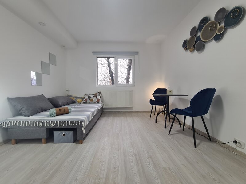 1 Decembrie, 3 min. M, garsoniera compacta DB1570.